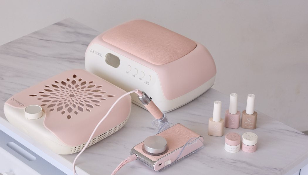 施術台に並べたILY COCOの機器とジェル